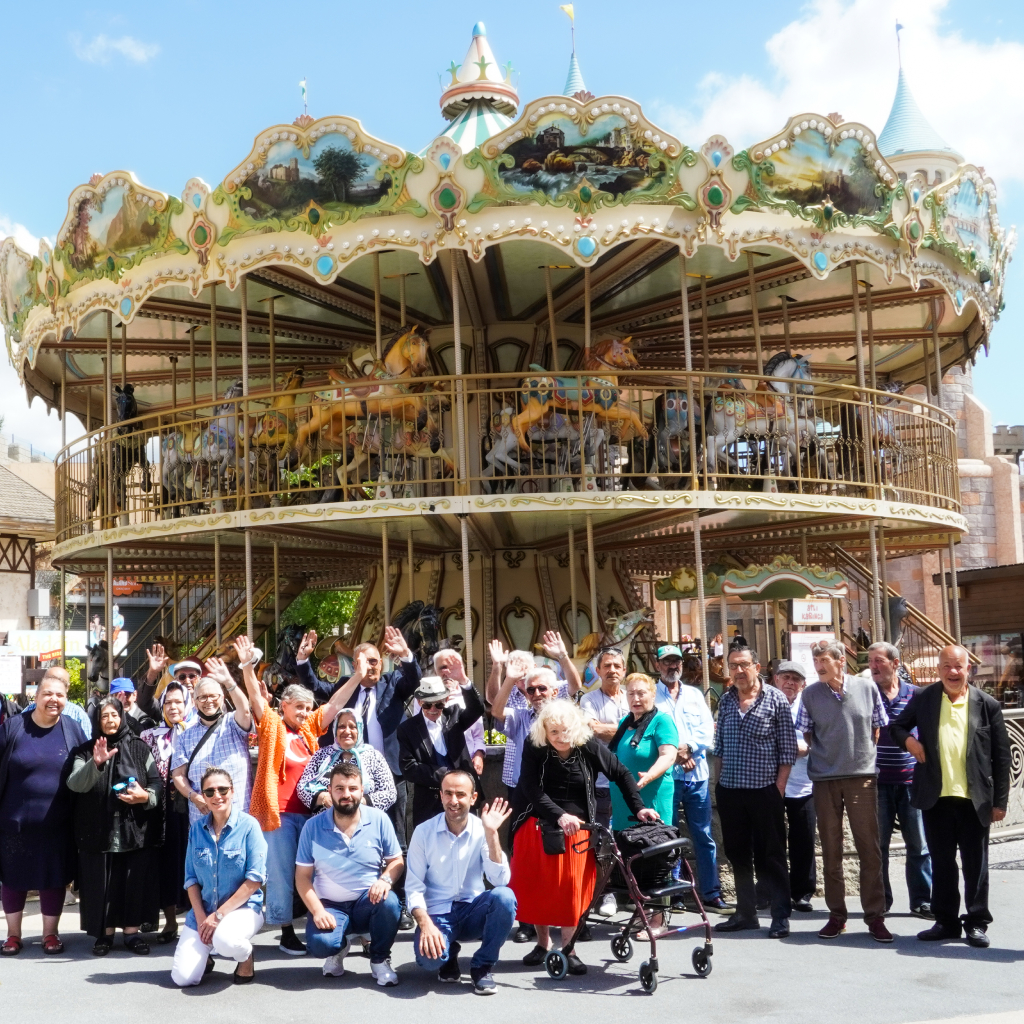 Darülaceze Sakinlerini Vialand Tema Park’ta Ağırladık.