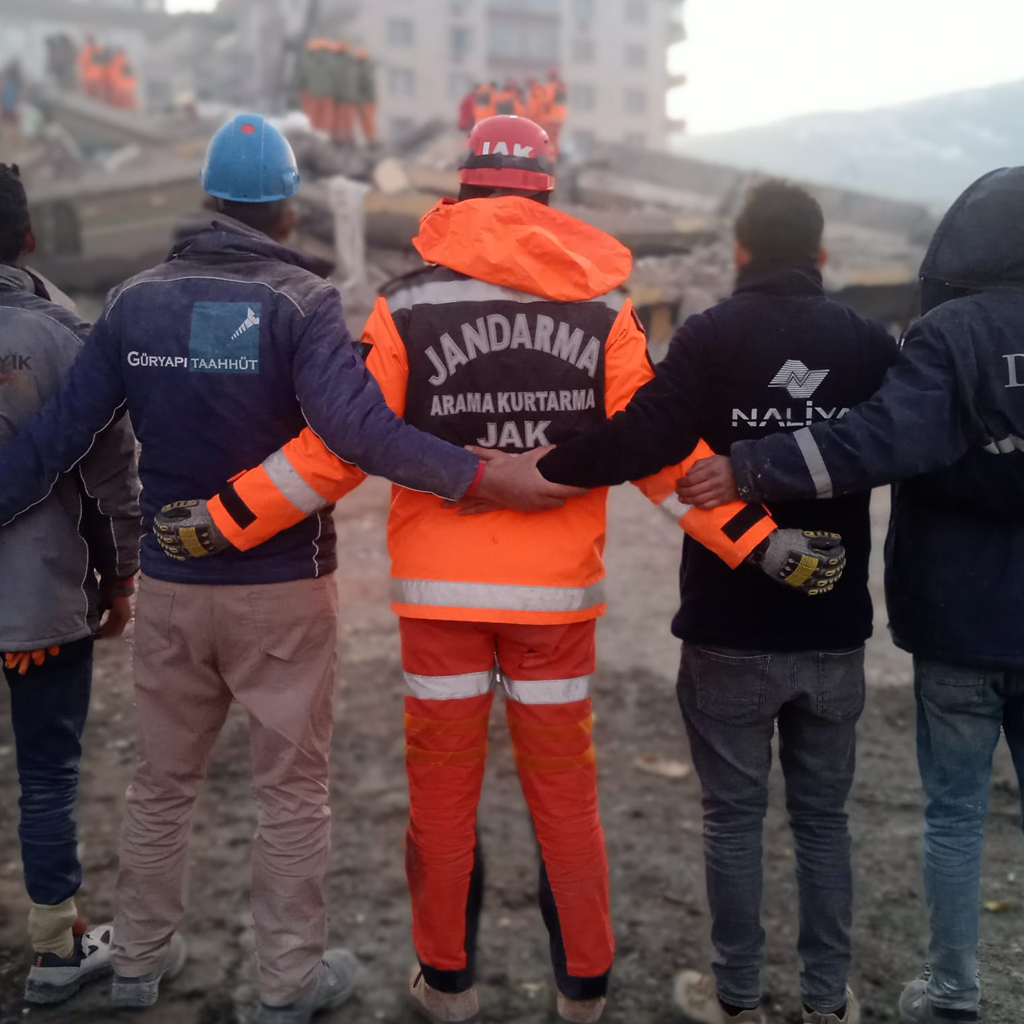 Ülkemizi sarsan Deprem Felaketinde Yaraları Birlikte Sarıyoruz
